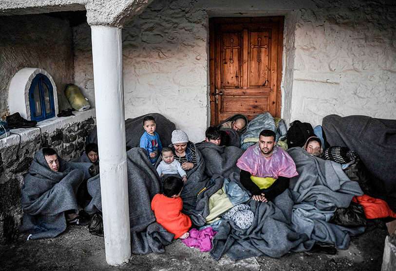 Migrantes y refugiados que llegaron de Turquía a la isla griega de Lesbos el 5 de marzo