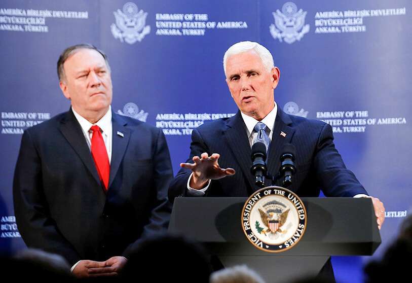 El vicepresidente de Estados Unidos, Mike Pence, habla durante una conferencia de prensa, mientras el secretario de Estado de Estados Unidos, Mike Pompeo, observa la Embajada de Estados Unidos en Ankara, Turquía, el 17 de octubre de 2019