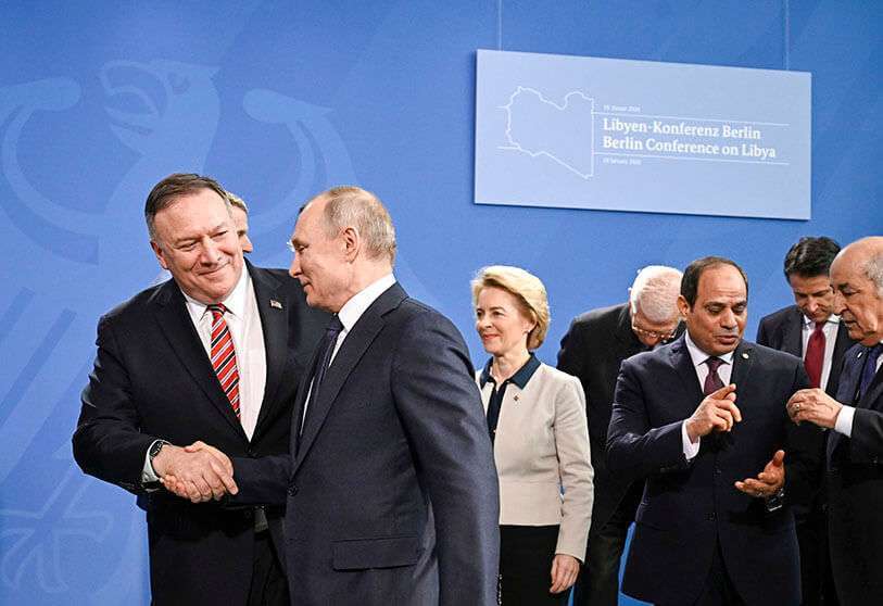 El secretario de Estado de Estados Unidos Mike Pompeo camina con el presidente ruso Vladimir Putin durante la cumbre de Libia en Berlín