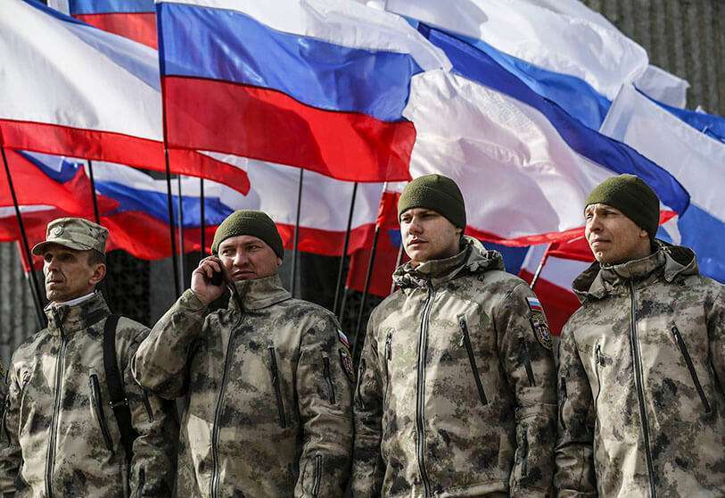 Miembros de la Milicia Popular de Crimea asisten a una ceremonia que marca el primer aniversario del referéndum de Crimea para separarse de Ucrania y unirse a Rusia, en Simferópol el 16 de marzo de 2015