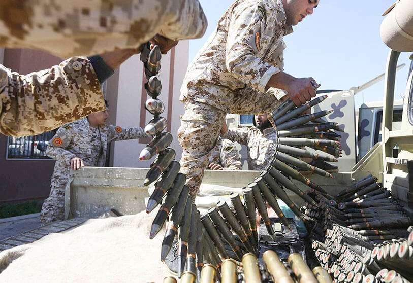 Combatientes de un grupo armado de Misrata leal Gobierno Libio de Acuerdo Nacional (GNA) preparan sus municiones antes de dirigirse al frente contra las fuerzas del hombre fuerte libio Jalifa Haftar, en Trípoli