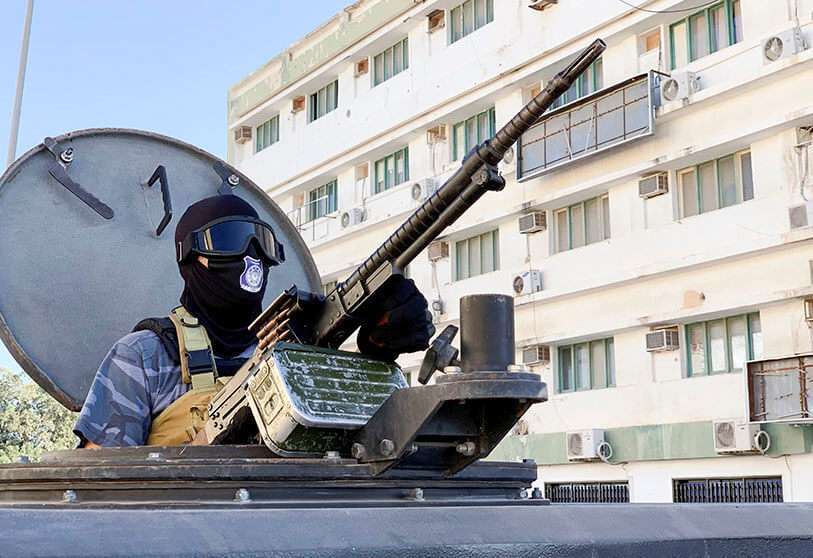 Un miembro de las fuerzas de seguridad en la calle en apoyo del ministro del Interior de Libia, Fathi Bashagha, en Misrata, Libia 29 de agosto de 2020