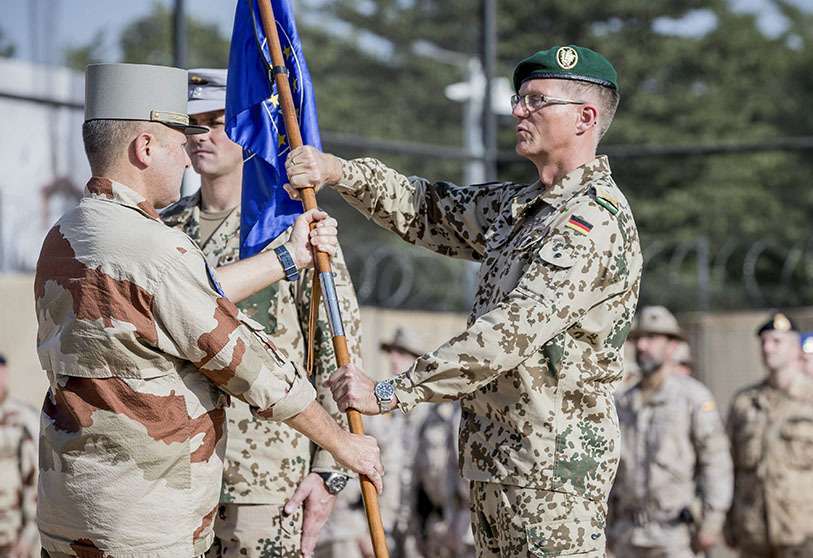 Le général de l'armée allemande Peter Mirow (à droite) reçoit du général français Daniel Grammatico le drapeau des troupes de la mission de formation de l'UE au Mali (EUTM Mali). L'Allemagne a pris la direction de la mission au Mali