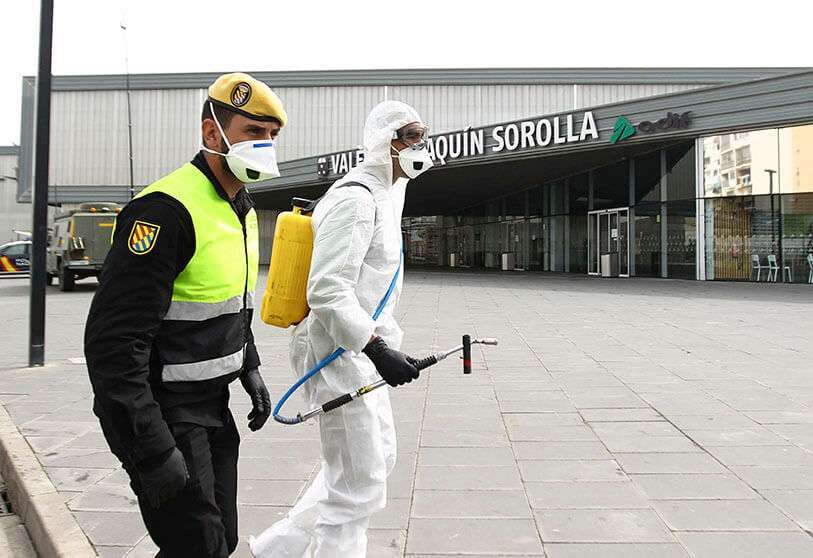 Miembros de la UME realizan una desinfección general después de su despliegue en la estación de ferrocarril Joaquín Sorolla en Valencia, el 18 de marzo de 2020