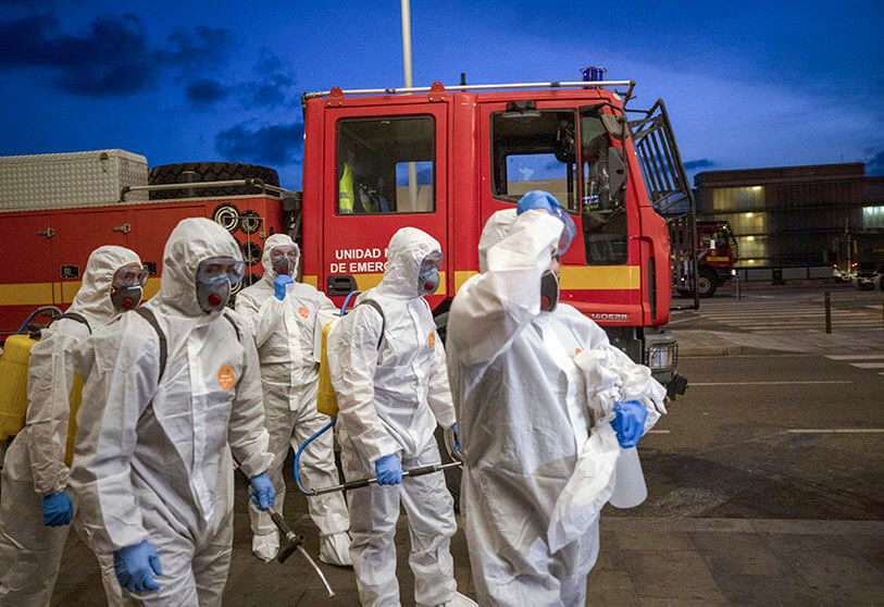 Soldados españoles de la UME desinfectan la terminal uno para prevenir la propagación de COVID-19 en el aeropuerto de Barcelona, España, el jueves 19 de marzo de 2020