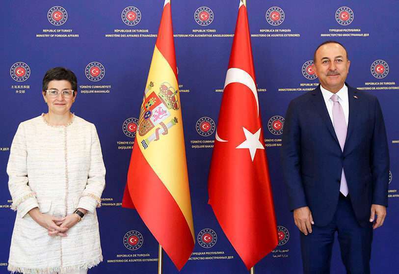 La ministra de Asuntos Exteriores, Unión Europea y Cooperación de España, Arancha González Laya, posando para las fotos con el ministro de Asuntos Exteriores de Turquía, Mevlut Cavusoglu, durante su reunión en Ankara