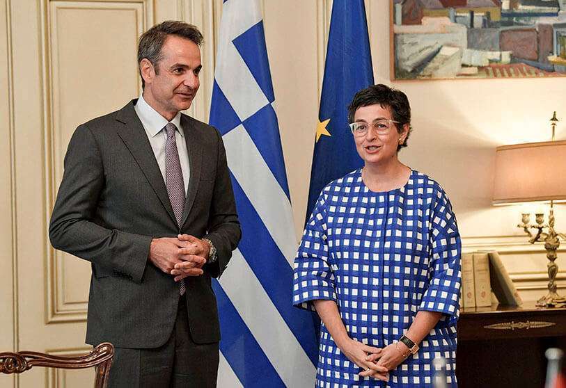 El primer ministro griego Kyriakos Mitsotakis recibe en su despacho a la ministra de Asuntos Exteriores española Arancha González Laya, antes de sus conversaciones en Atenas el 28 de julio de 2020