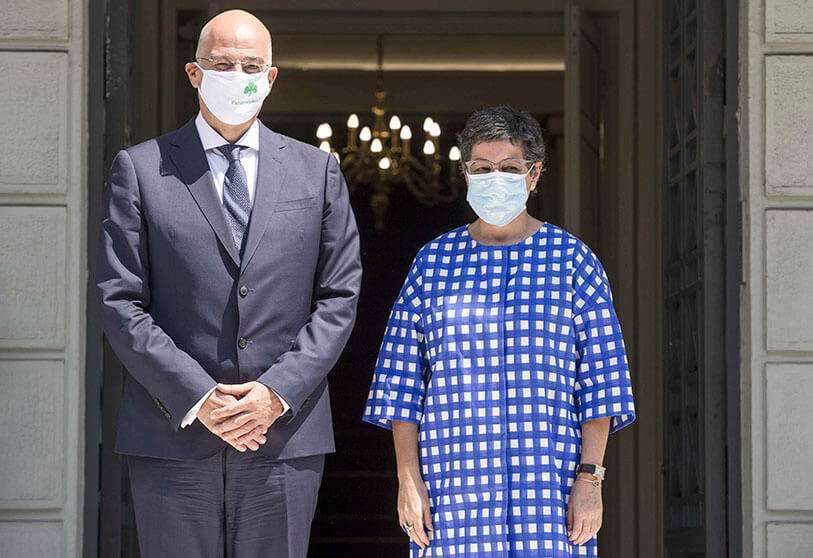 El ministro de Asuntos Exteriores griego Nikos Dendias, izquierda, posa con su homólogo español Arancha González Laya durante su reunión en Atenas, el martes 28 de julio de 2020.