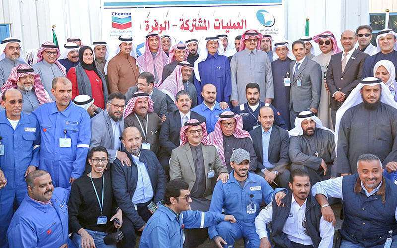 El ministro del Petróleo de Kuwait, Jaled al-Fadhel (Izq.), y el ministro del Petróleo de Arabia Saudí, el príncipe Abdulaziz bin Salman (Der.), posan para una foto de grupo con los empleados de Kuwait Gulf Oil Company y Saudi Arabian Chevron, durante una ceremonia que marca la firma de un acuerdo para reproducir el petróleo en la zona neutral entre los dos países, en Wafra, a unos 100 kilómetros al sur de la ciudad de Kuwait, el 24 de diciembre de 2019