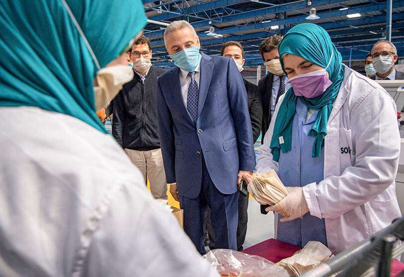 El ministro de Industria marroquí Moulay Hafid Elalamy habla con empleados de una fábrica de mascarillas protectoras en Casablanca