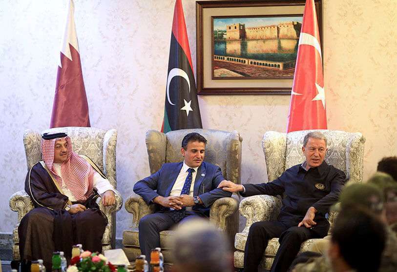 El ministro de Defensa de Turquía, Hulusi Akar, se reúne con el viceministro de Defensa de GNA, Salahedin al-Namroush, y con el ministro de Defensa de Qatar, Khalid bin Mohammed al-Attiyah, en Trípoli, Libia, el 17 de agosto de 2020