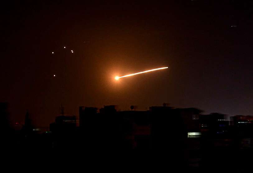 Fotografía de archivo publicada por la agencia SANA el 24 de febrero de 2020, que muestra la intercepción de un misil israelí en el cielo de Damasco