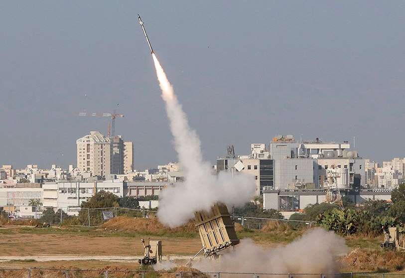 Un misil israelí es lanzado desde el sistema de misiles de defensa de la Cúpula de Hierro, diseñado para interceptar y destruir los cohetes de corto alcance y los proyectiles de artillería entrantes, en la ciudad israelí de Ashdod, el 12 de noviembre de 2019