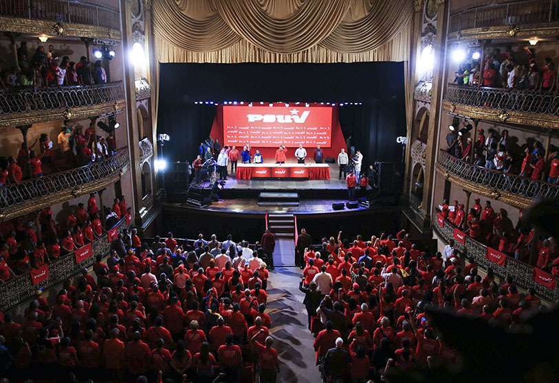 El presidente Nicolás Maduro (Cen) liderando un mitin con miembros del Partido Socialista Unido de Venezuela (PSUV) en el Teatro Nacional de Caracas, el 19 de julio de 2019