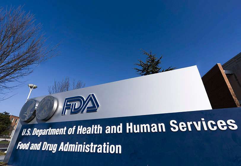    Un comité consultatif de la Food and Drug Administration (FDA) américaine a recommandé jeudi que le vaccin covid-19 de Pfizer soit approuvé d'urgence, une étape clé dans sa distribution à des millions d'Américains.      Les membres du Comité consultatif sur les vaccins et les produits biologiques de la FDA ont voté 17 pour, 4 contre et 1 abstention pour que le vaccin soit administré à tous les individus âgés d'au moins 16 ans, l'âge auquel Pfizer a démontré qu'il est sûr à administrer.      Le vote favorable de la commission, qui a débattu pendant près de 10 heures jeudi, n'est pas contraignant et ne signifie pas que le vaccin a automatiquement reçu le feu vert, car c'est à la FDA de prendre la décision finale.      APPROBATION IMMINENTE DE PFIZER      Dans une interview accordée aujourd'hui à NBC, le commissaire de la FDA Stephen Hahn a réaffirmé que l'approbation du vaccin interviendra "très bientôt" après l'évaluation du comité d'experts, sans toutefois préciser la date exacte.      Après le vote, CNN a déclaré que l'approbation pourrait intervenir dès jeudi ou dès demain, vendredi.      Si la FDA décide finalement d'approuver le vaccin de Pfizer, les États-Unis deviendront le cinquième pays au monde à approuver ce remède après le Royaume-Uni, le Bahreïn, le Canada et l'Arabie saoudite.      Une fois que les autorités réglementaires auront donné leur aval, les premières doses pourraient atteindre les 50 États et territoires américains dans un délai de 24 à 48 heures.      Entre le vaccin de Pfizer et celui de Moderna, qui pourrait être approuvé la semaine prochaine, le gouvernement de Donald Trump prévoit de distribuer 40 millions de doses à 20 millions de personnes en décembre prochain.    DISCUSSION EN COMMISSION      L'une des interventions les plus marquantes du comité a été celle de Kathrin Jansen, responsable de la recherche et du développement des vaccins chez Pfizer, qui a fait valoir que la vaccination est le seul moyen connu de combattre le virus, aucun traitement n'ayant été prouvé totalement ef