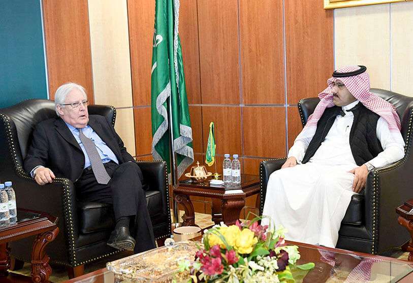 Mohammed bin Saeed al-Jaber (der.), embajador saudí en Yemen y director del Centro de Apoyo a las Operaciones Humanitarias Integrales en Yemen (YCHO), se reúne con el enviado especial de la ONU para Yemen, Martin Griffiths