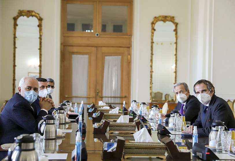 El ministro de Asuntos Exteriores de Irán, Mohammad Javad Zarif, se reúne con el director general del Organismo Internacional de Energía Atómica (OIEA), Rafael Grossi, en Teherán, Irán, el 21 de febrero de 2021