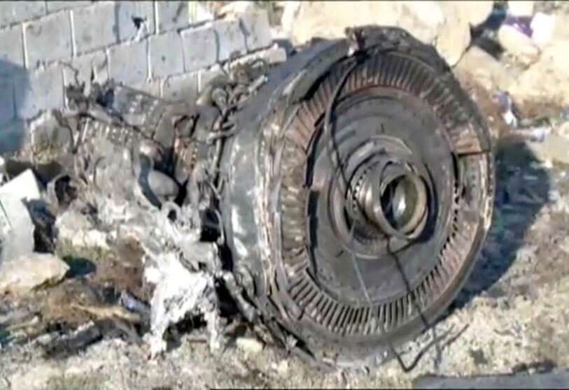 Uno de los motores del vuelo PS752 de Ukraine International Airlines, un Boeing 737-800 que se estrelló después de despegar del aeropuerto Imán Jomeini de Teherán el 8 de enero de 2020, se ve en esta imagen fija tomada de Irán Press