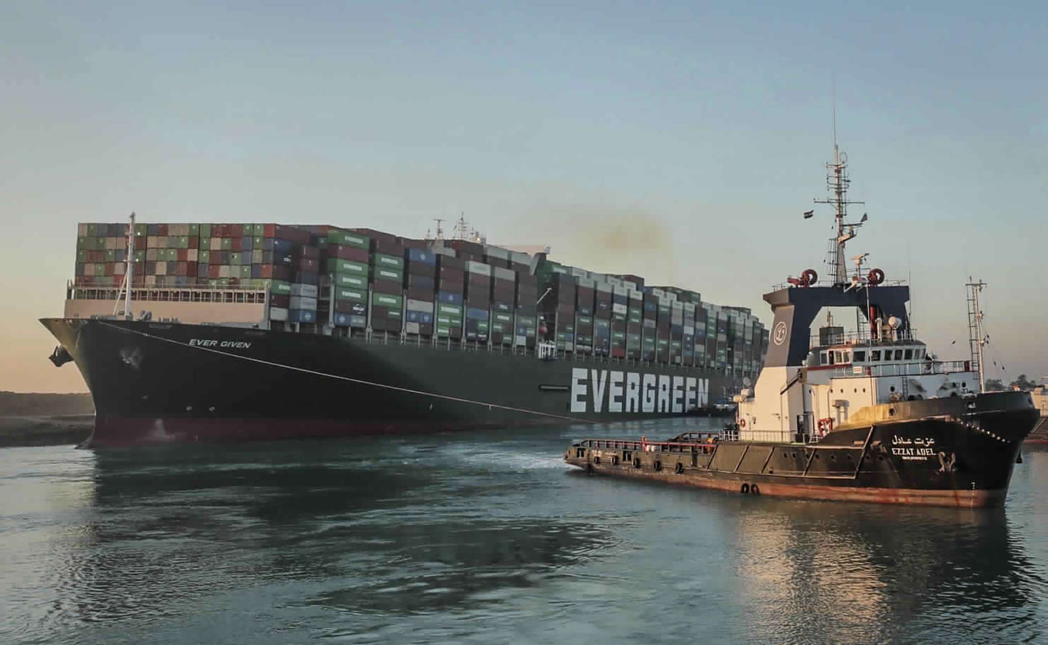 PHOTO: Autoridad del Canal de Suez vía AP-En esta foto publicada por la Autoridad del Canal de Suez, el Ever Given, un buque de carga con bandera de Panamá, es arrastrado por uno de los remolcadores del Canal de Suez, en el Canal de Suez, Egipto, el lunes 29 de marzo de 2021