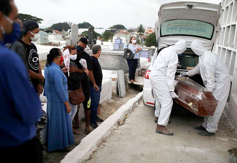 Entierro en el cementerio de Nova Iguacu en la ciudad de Nova Iguacu, cerca de Río de Janeiro, Brasil, el 20 de agosto de 2020.