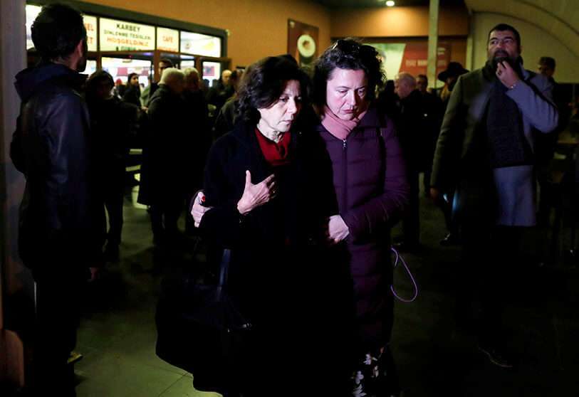 Ayse Bugra, esposa de Osman Kavala, tras enterarse de que la Fiscalía de Estambul exigía la detención de su marido