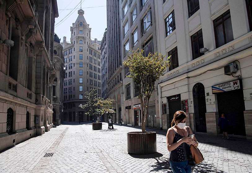 Una mujer paseo por Santiago de Chile