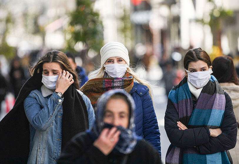 La gente usa máscaras protectoras cuando camina por la avenida Istiklal de Estambul mientras Turquía trata de contener el nuevo coronavirus