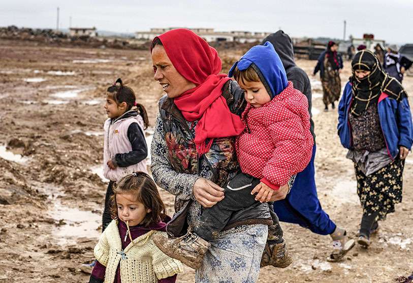 Mujeres sirias y niños en el campamento de desplazados internos de Washukanni, cerca de la ciudad predominantemente kurda de Hasakeh, en el noreste de Siria, el 17 de febrero de 2020