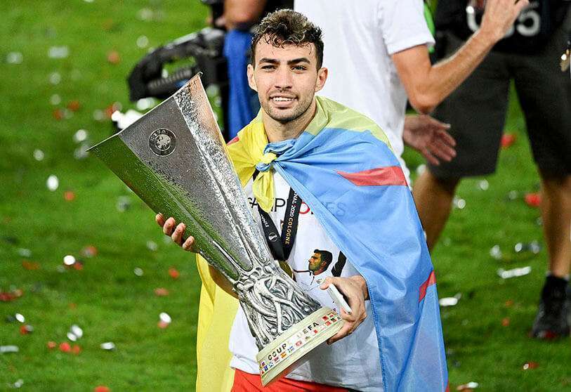 El jugador del Sevilla Munir El Haddadi con el trofeo después de ganar la Europa League, el 21 de agosto de 2020