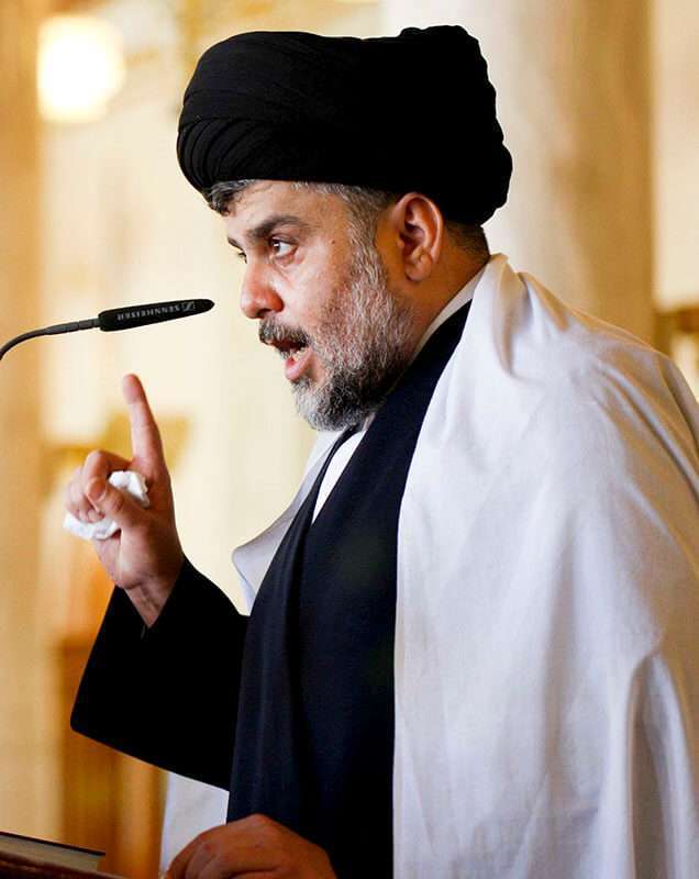El clérigo chií iraquí Muqtada al-Sadr en la mezquita de Kufa, en el centro de la ciudad de Najaf, al norte de Irak