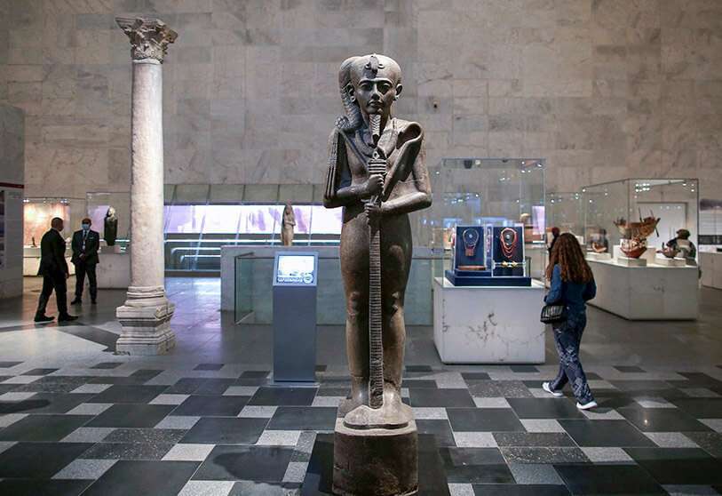 Un grupo de personas visita una exposición arqueológica en el nuevo Museo Nacional de la Civilización Egipcia (NMEC) de Egipto, en el distrito de Fustat del Viejo Cairo, durante su reapertura oficial un día después de la ceremonia del Desfile Dorado de los Faraones, el 4 de abril de 2021