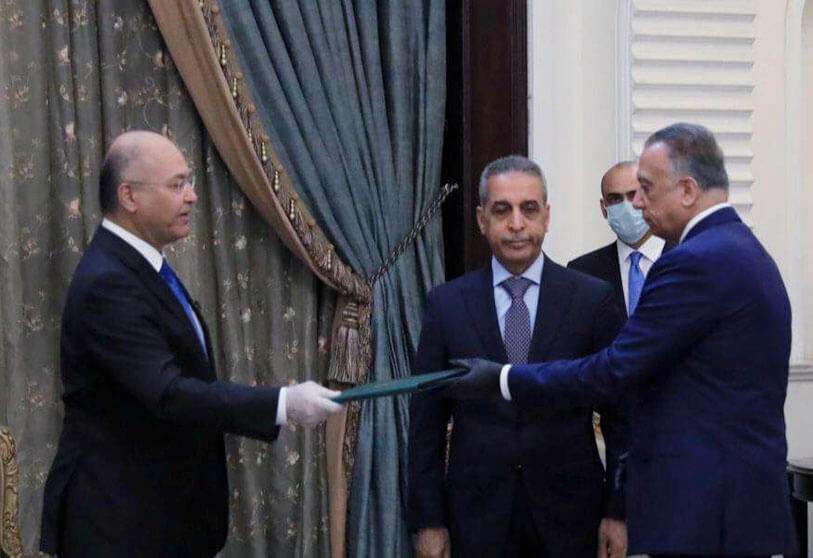 El presidente de Irak, Barham Saleh, junto al recién nombrado primer ministro Mustafa al-Kazemi en Bagdad, Irak, el 9 de abril de 2020