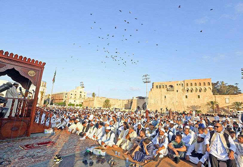 Musulmanes libios realizan la oración matutina del Eid Al-Adha en la Plaza de los Mártires de la capital, Trípoli, el 11 de agosto de 2019