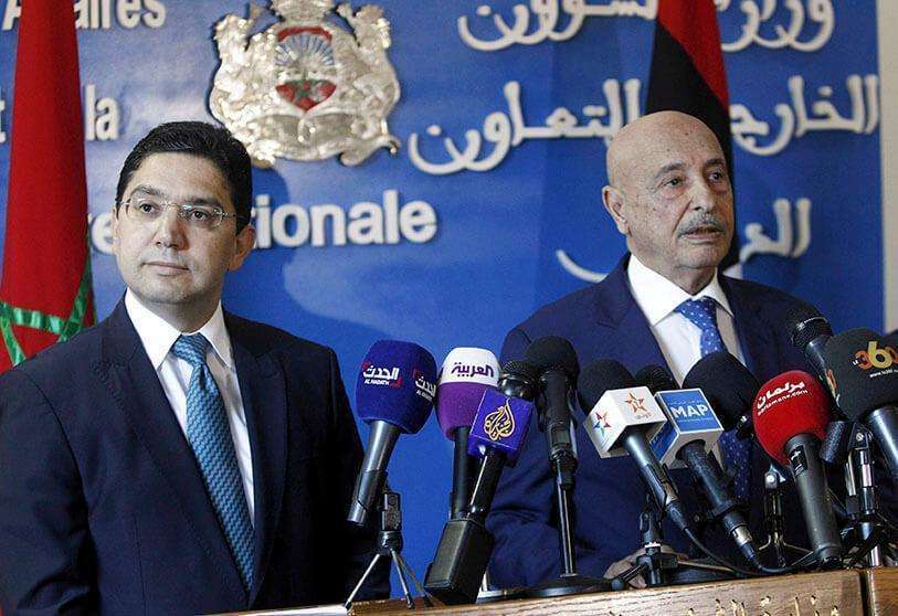 PHOTO/REUTERS - Fotografía de archivo, el ministro de Asuntos Exteriores de Marruecos, Nasser Bourita (Izq), y el presidente de Parlamento de Tobruk, Aguila Saleh Issa, en Rabat, Marruecos, el 8 de mayo de 2017