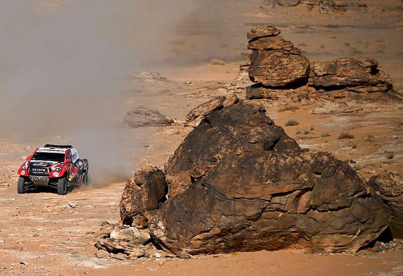 El piloto qatarí de Toyota, Nasser al-Attiyah, de Qatar, y su copiloto francés Mathieu Baumel compiten durante el Rally Dakar 2020 en Arabia Saudí