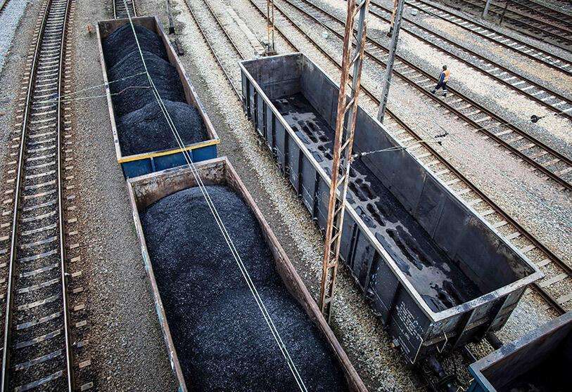 PHOTO/AFP - Vagones cargados de carbón en una vía lateral de la estación de Towarowy, en la ciudad minera del sur de Polonia, Rybnik