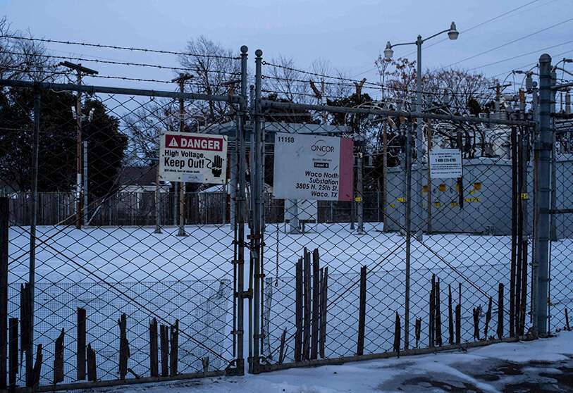 Subestación eléctrica de Oncor está rodeada de nieve en Waco, Texas, el 18 de febrero de 2021