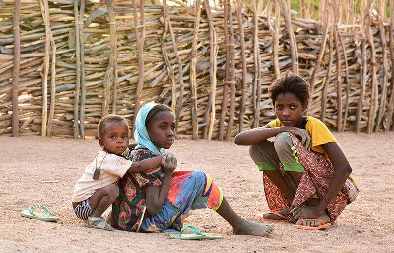 En la foto aparecen niños y niñas en la aldea de Azel, cerca de Agadez, en el norte del Níger, el 6 de abril de 2017. La región se ha visto afectada por una grave sequía
