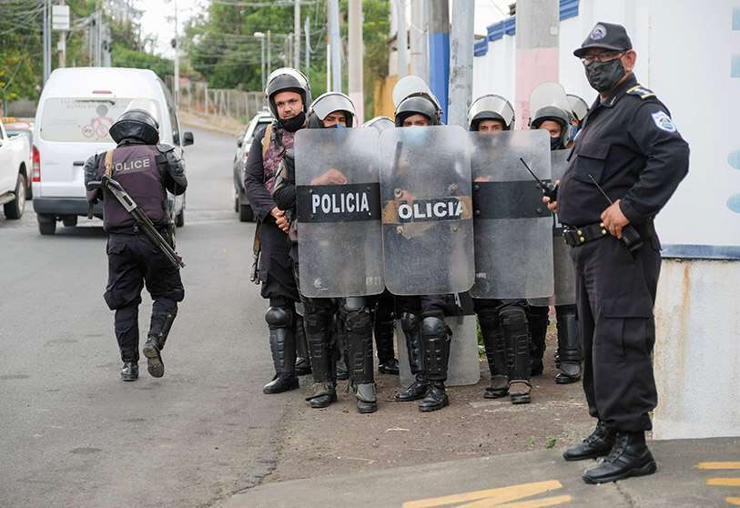 Agentes de policía vigilan fuera de la oficina del Fiscal General de la República de Nicaragua donde Félix Maradiaga REUTERS/CARLOS HERRERA