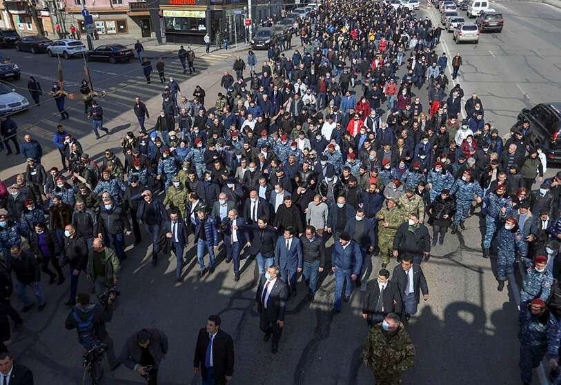 El líder armenio Nikol Pashinián acusó a los militares de un intento de golpe de Estado e instó a sus partidarios a salir a la calle el 25 de febrero, tras meses de tensiones por su gestión de la guerra del año pasado con Azerbaiyán