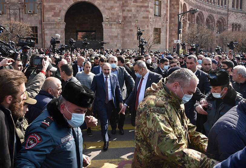 El primer ministro armenio, Nikol Pashinián, se reúne con sus partidarios en la Plaza de la República, en el centro de Ereván, el 25 de febrero de 2021