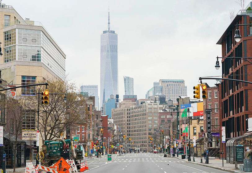 El World Trade Center se levanta sobre una Séptima Avenida casi vacía en West Village el 25 de marzo de 2020 en Nueva York