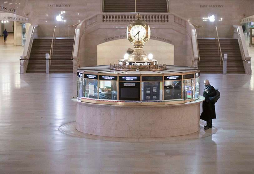Un viajero en el mostrador de información de la Gran Terminal Central, en Nueva York, el martes 17 de marzo de 2020