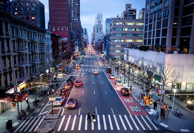 Una pareja cruza la 1ª Avenida de Manhattan, en la ciudad de Nueva York el 17 de marzo de 2020