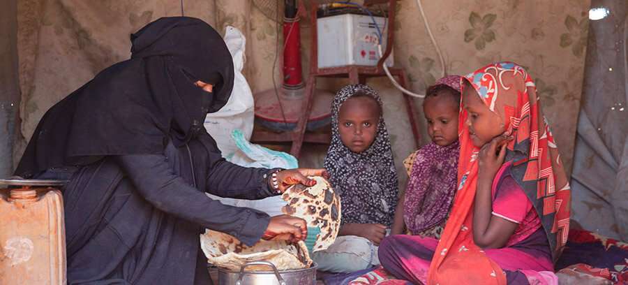 El Programa Mundial de Alimentos proporciona asistencia alimentaria a los desplazados internos en Mokha (Yemen). PMA/Annabel Symington