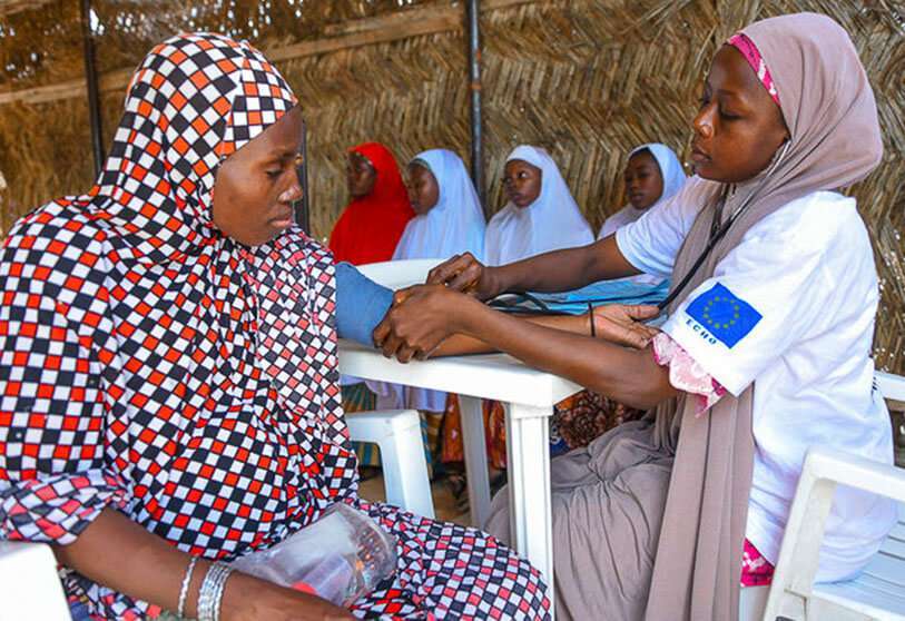 Trabajadora de salud asistiendo a una mujer embarazada en una clínica de Nigeria.© 2018 Unión Europea