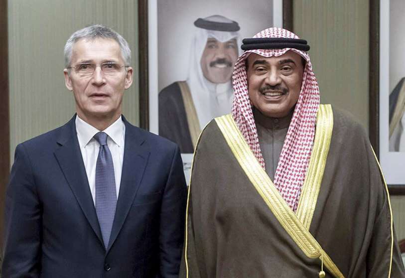 El secretario general de la OTAN, Jens Stoltenberg (izq.), se reúne con el primer ministro de Kuwait, Sabah Al-Khalid Al-Sabah, al margen del encuentro de la NAC-ICI.
