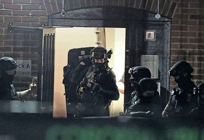 Oficiales de policía armados en un bloque de apartamentos de Basingstoke Road en Reading tras un incidente en el parque Forbury Gardens en el centro de la ciudad de Reading, Inglaterra, el sábado 20 de junio de 2020