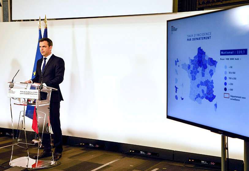 El ministro francés de Sanidad, Olivier Veran, da una rueda de prensa sobre la estrategia actual del Gobierno francés ante la pandemia de la COVID-19 (el 11 de marzo de 2021), en París
