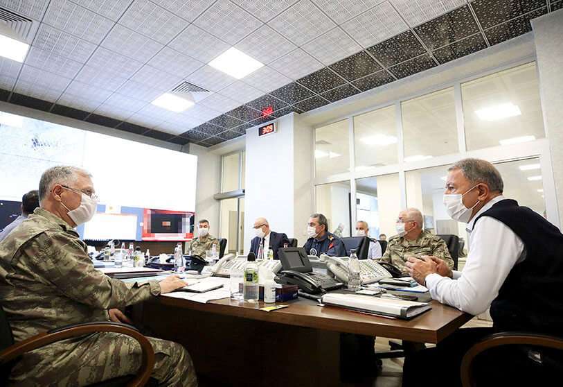 El ministro de Defensa de Turquía, Hulusi Akar, y el Mando de las Fuerzas Armadas turcas reunidos en el Centro de Control del Mando del Ejército en Ankara durante la operación militar denominada “Claw-Tiger” el 17 de junio de 2020